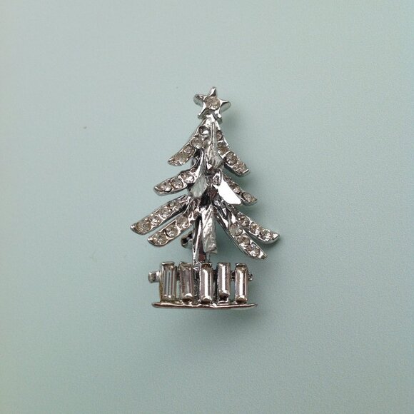 Sparkly Tinsely Silver Christmas Tree Brooch w Diamond and Emerald Cut Crystals - Picture 4 of 9